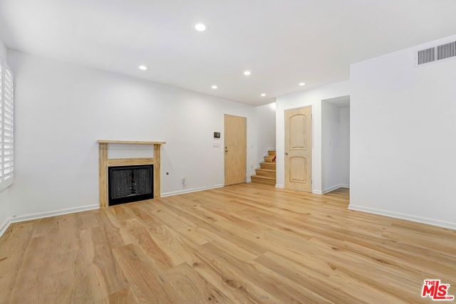 22123 Burbank Boulevard 2, Los Angeles, CA 91367