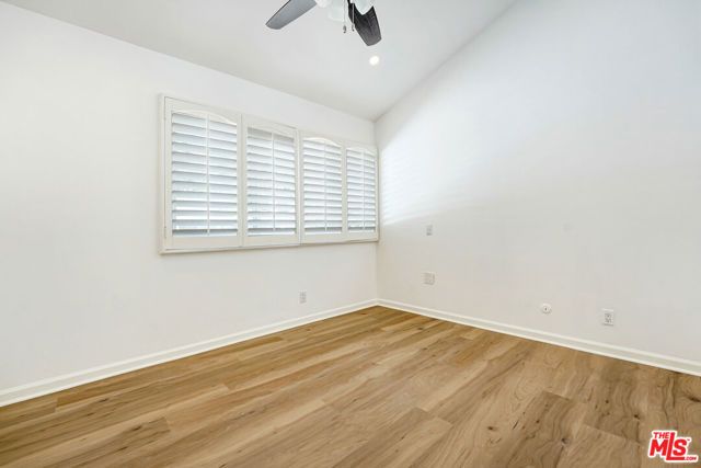 22123 Burbank Boulevard 2, Los Angeles, CA 91367