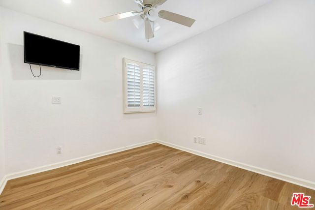 22123 Burbank Boulevard 2, Los Angeles, CA 91367