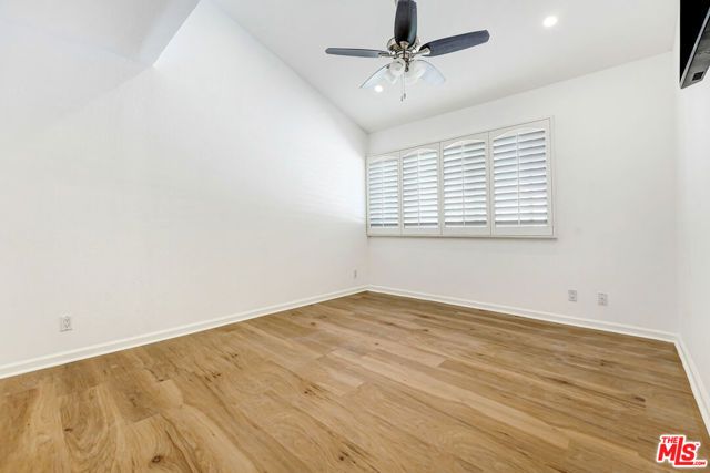 22123 Burbank Boulevard 2, Los Angeles, CA 91367