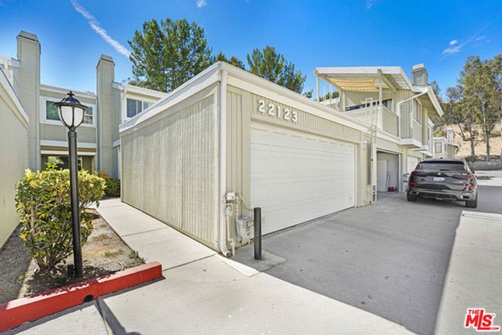 22123 Burbank Boulevard 2, Los Angeles, CA 91367