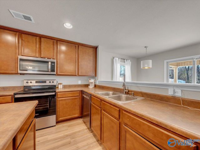 220 Valleyside Drive NE, Huntsville, AL 35810