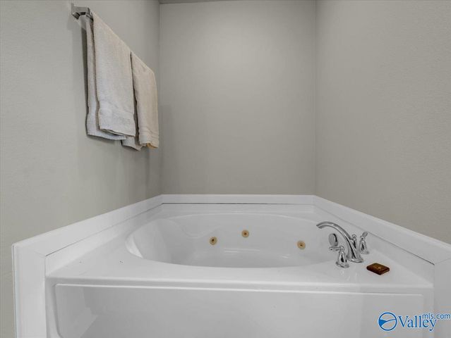 220 Valleyside Drive NE, Huntsville, AL 35810