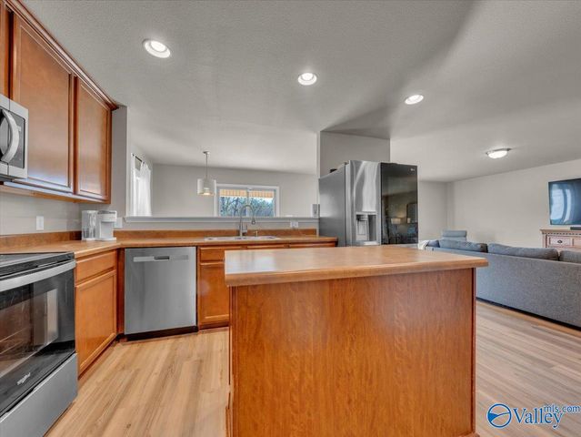 220 Valleyside Drive NE, Huntsville, AL 35810