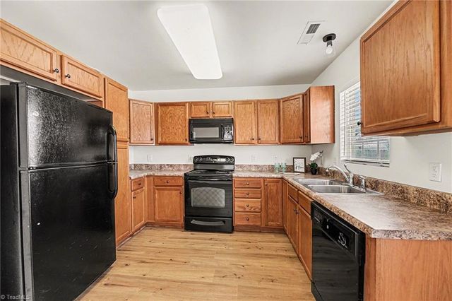 166 Larck Crest Lane, Winston-salem, NC 27107