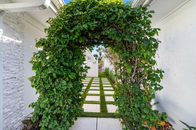 17036 Bay Street, Jupiter, FL 33477