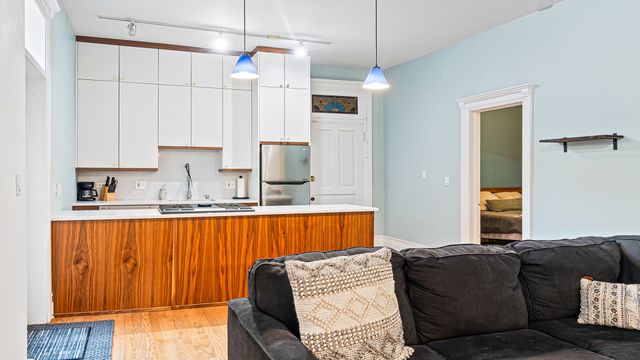 1049 W Wellington Avenue 1B, Chicago, IL 60657