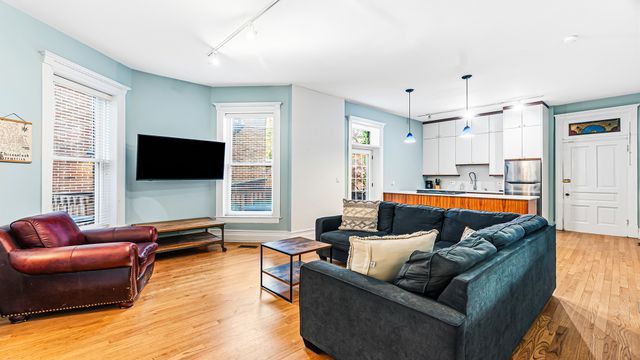 1049 W Wellington Avenue 1B, Chicago, IL 60657