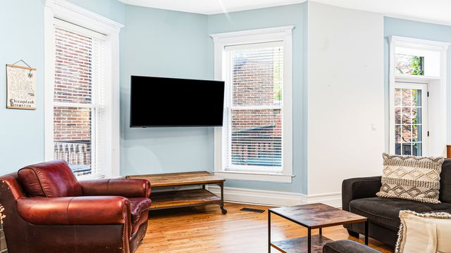 1049 W Wellington Avenue 1B, Chicago, IL 60657