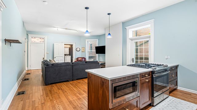 1049 W Wellington Avenue 1B, Chicago, IL 60657