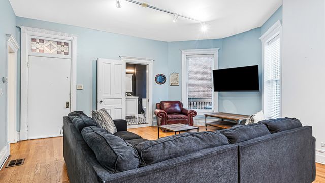 1049 W Wellington Avenue 1B, Chicago, IL 60657