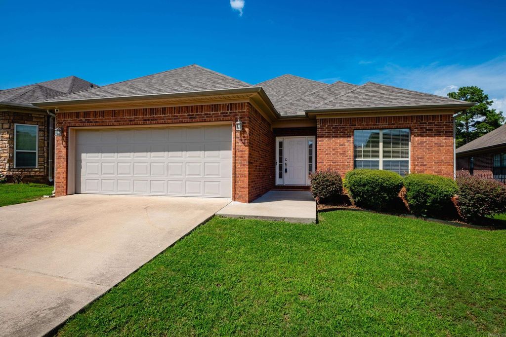 8 Village Way, Maumelle, AR 72113