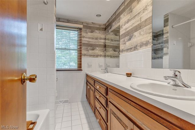 5045 Clubside Road, Lyndhurst, OH 44124