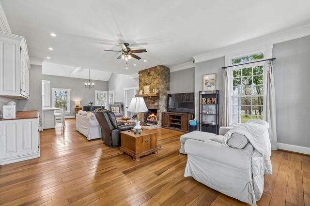 901 Town Branch Rd, Charlotte, TN 37036