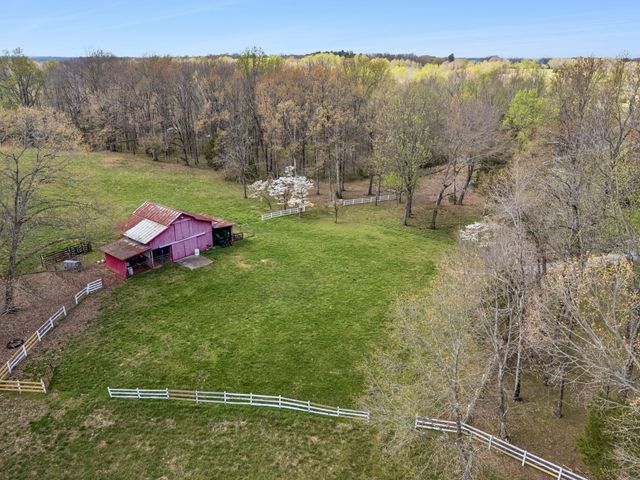 901 Town Branch Rd, Charlotte, TN 37036