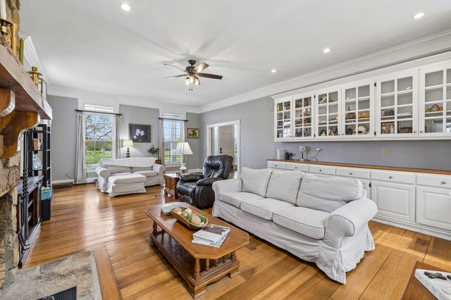 901 Town Branch Rd, Charlotte, TN 37036
