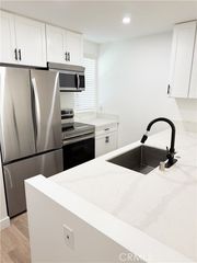 17000 Burbank Boulevard 203, Encino (los Angeles), CA 91316