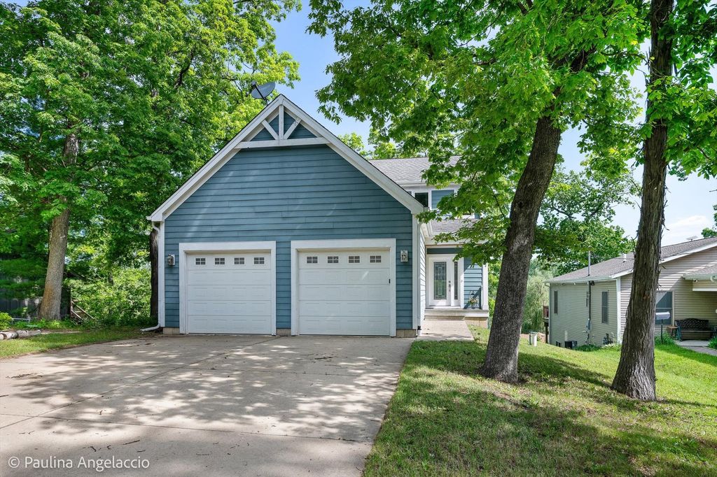 132 Longwood Drive, Ingleside, IL 60041
