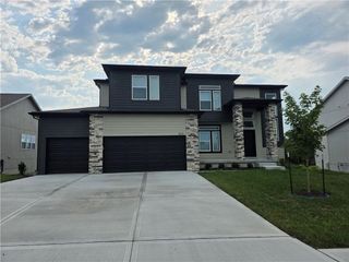413 Woodview Drive, Raymore, MO 64083
