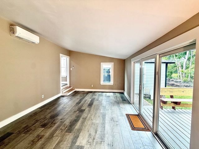6 Wheelock St, Oxford, MA 01540