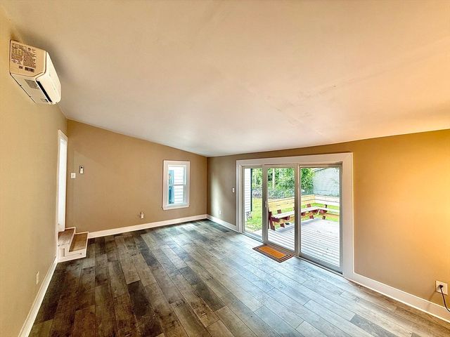 6 Wheelock St, Oxford, MA 01540
