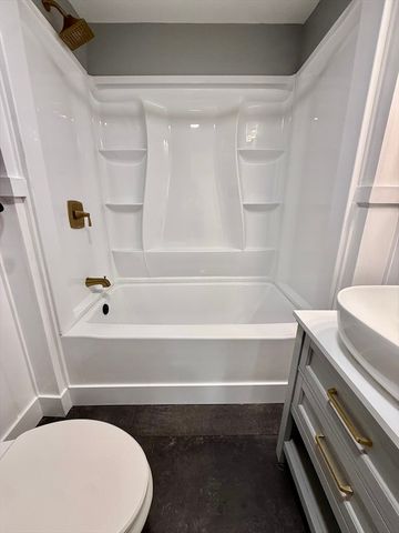 6 Wheelock St, Oxford, MA 01540