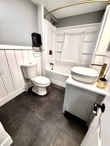 6 Wheelock St, Oxford, MA 01540