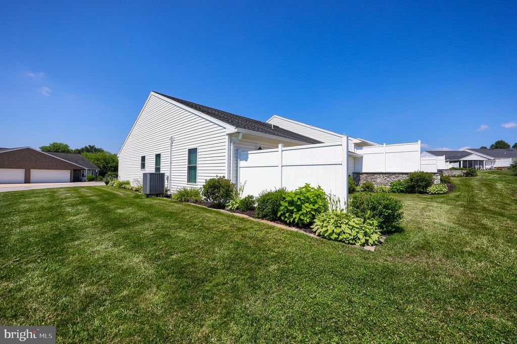 4421 CLAIR MAR DR, Dover, PA 17315