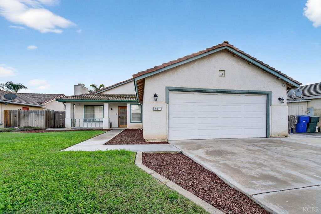 907 E Palm Drive, Hanford, CA 93230
