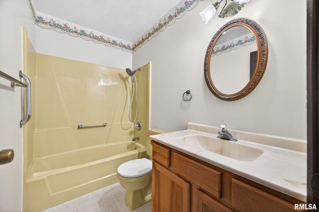 7 CARLTON Drive, Mackinaw, IL 61755