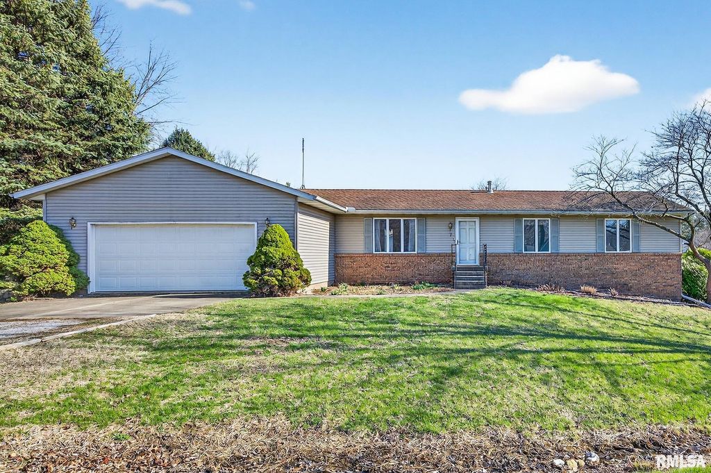 7 CARLTON Drive, Mackinaw, IL 61755