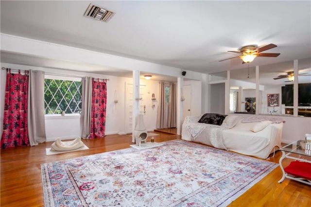 20748 Vose, Winnetka, CA 91306