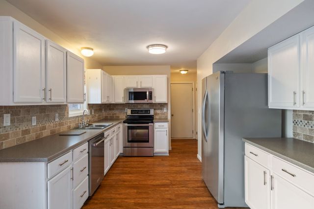 332 E Burnham Avenue, Des Moines, IA 50315