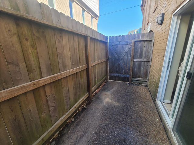 215 Postoffice 803, Galveston, TX 77550