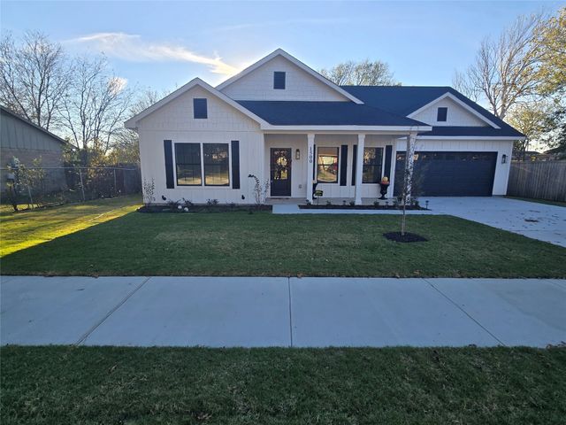 1500 Brackens Street, Waxahachie, TX 75165