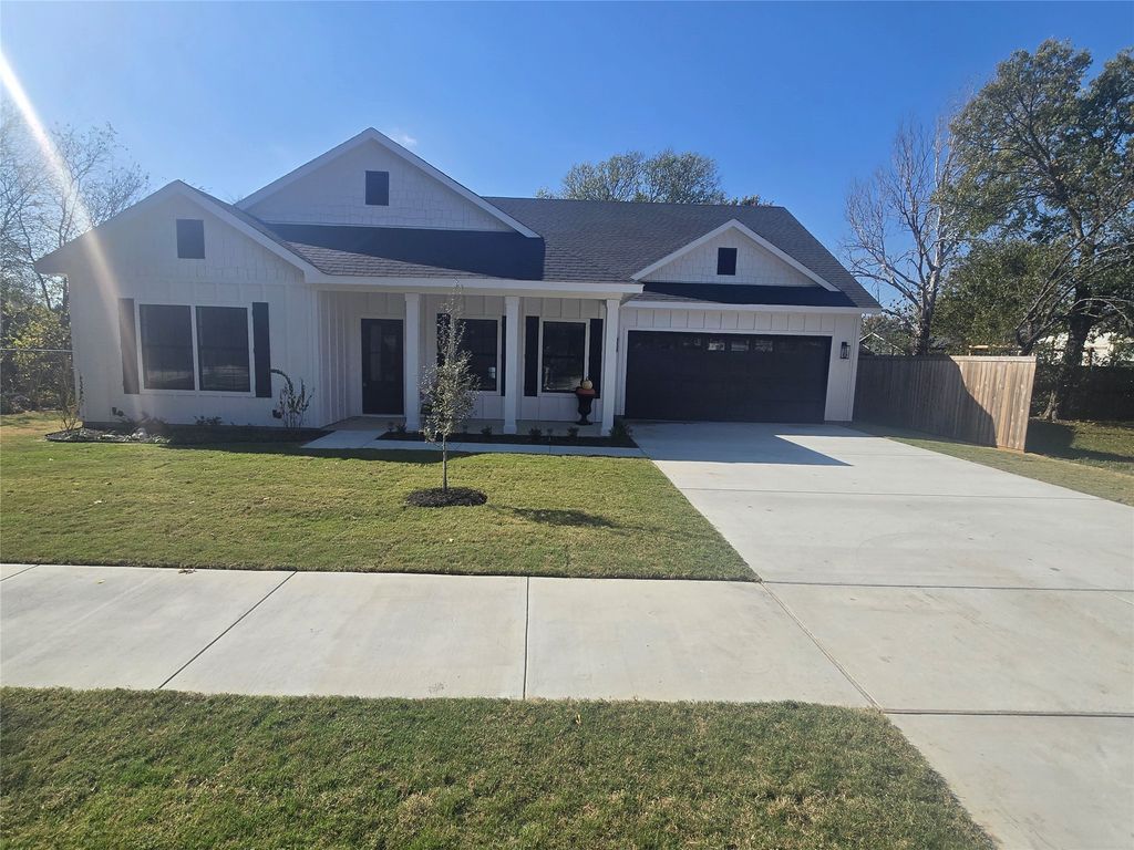 1500 Brackens Street, Waxahachie, TX 75165