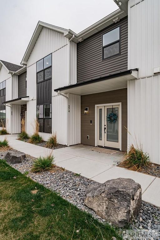 Image 2 of property listing at 274 W 4th S, Sugar City, ID 83448
