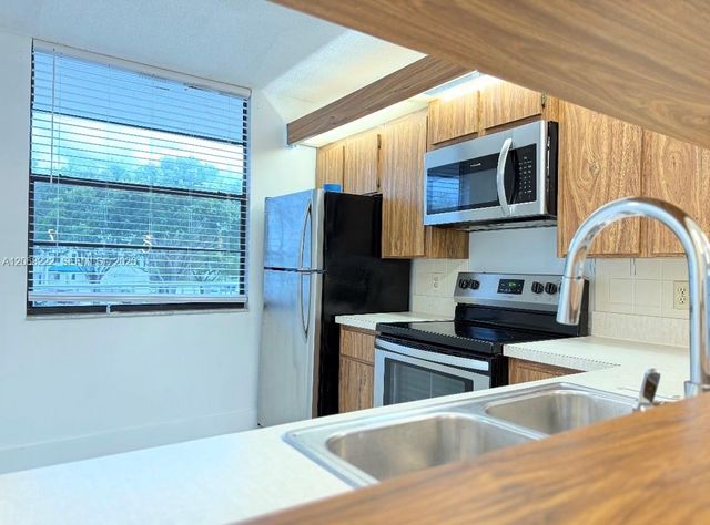 3526 Whitehall Drive 302, West Palm Beach, FL 33401