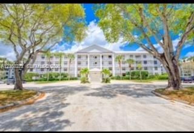 3526 Whitehall Drive 302, West Palm Beach, FL 33401