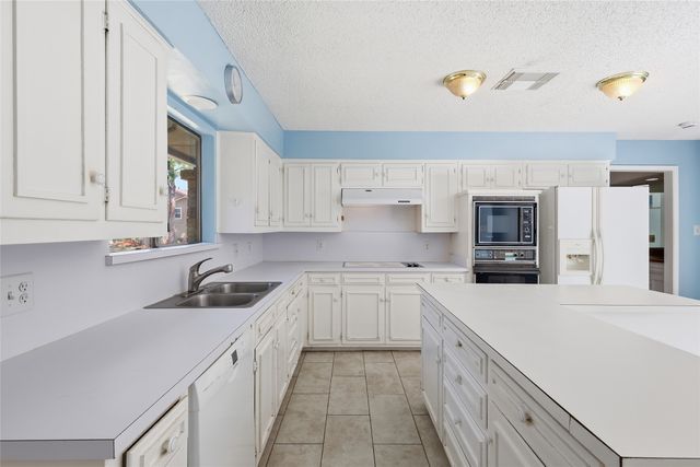 1814 Briarcrest Lane, Arlington, TX 76012