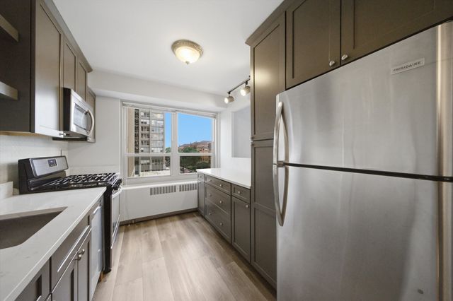 3950 N Lake Shore Drive 411B, Chicago, IL 60613