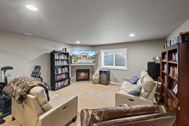 2027 W CENTENNIAL Way, Spokane, WA 99201