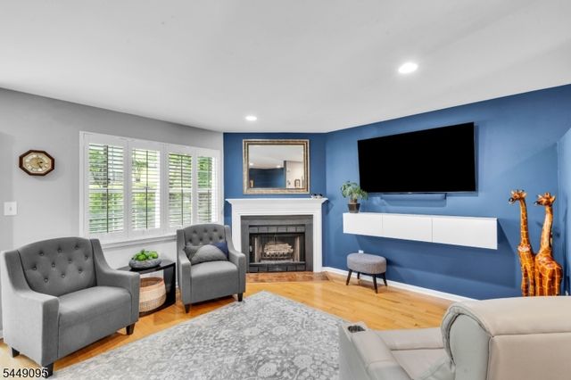 15 Spruce Ter, Mount Arlington Boro, NJ 07856