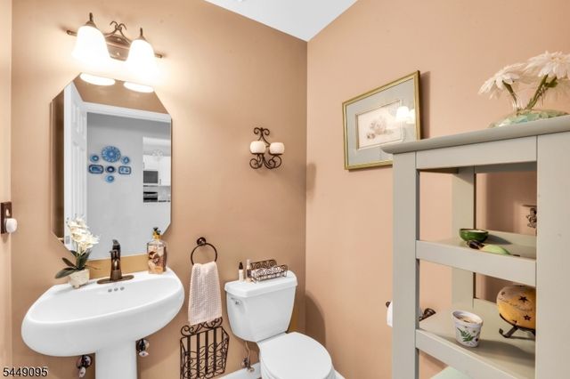 15 Spruce Ter, Mount Arlington Boro, NJ 07856