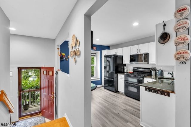 15 Spruce Ter, Mount Arlington Boro, NJ 07856