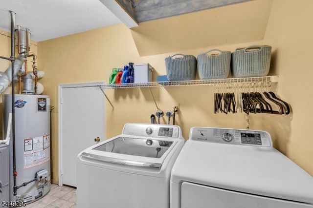 15 Spruce Ter, Mount Arlington Boro, NJ 07856