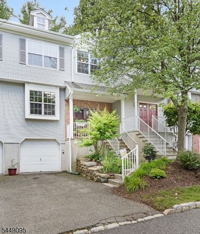 15 Spruce Ter, Mount Arlington Boro, NJ 07856