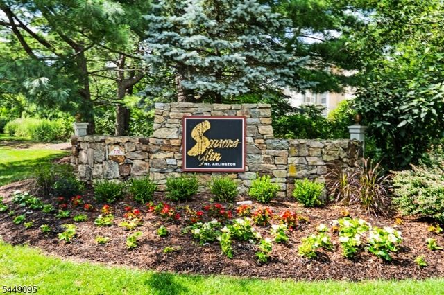 15 Spruce Ter, Mount Arlington Boro, NJ 07856