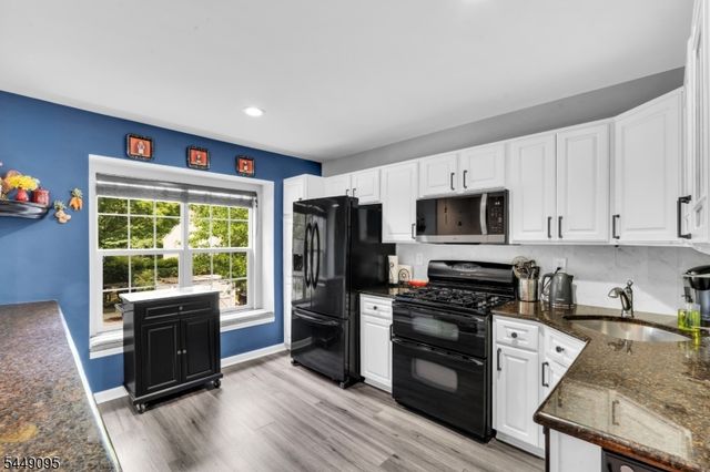 15 Spruce Ter, Mount Arlington Boro, NJ 07856