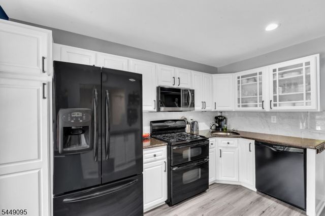 15 Spruce Ter, Mount Arlington Boro, NJ 07856